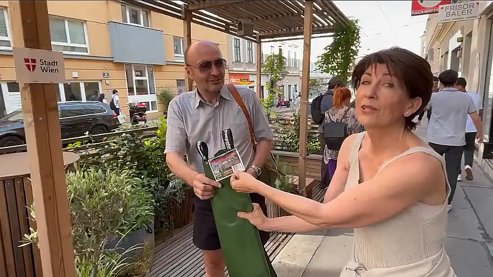 Bewässerungssack Grätzlwalk Begrünung Rudolfsheim Fünfhaus