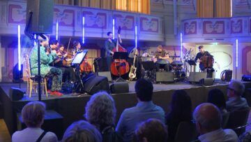 Tradition trifft Jazz: „Alpen & Glühen“ begeistert Laxenburg