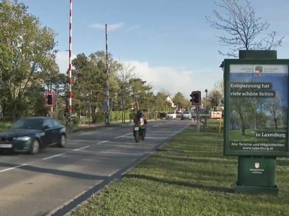 blickauflaxenburg26_bahnschranken2_16zu9