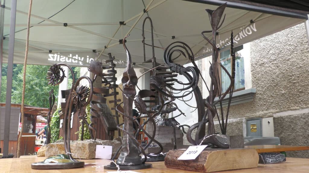Fertige Kunstwerke beim internationalen Schmiedetreffen